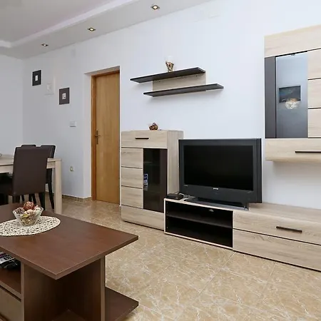 Intiv アパート マリンスカ