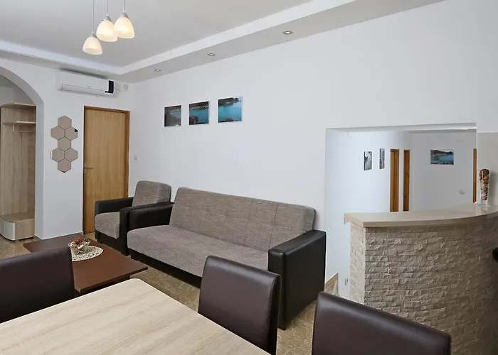 Apartman Intiv *