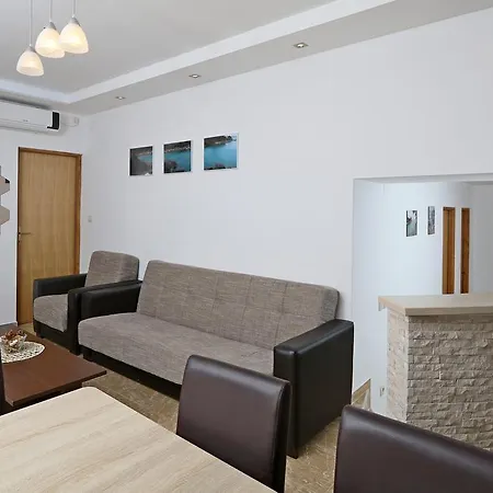 Apartman Intiv *